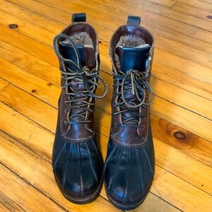 Frye Veronica lace up duck boot, shearling lined.